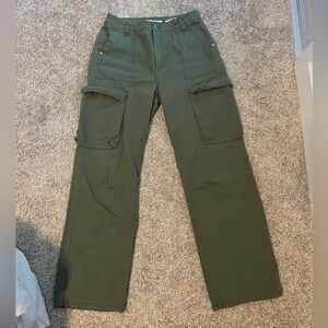 Bershka Medium Rise Cargo Straight in Khaki Green
